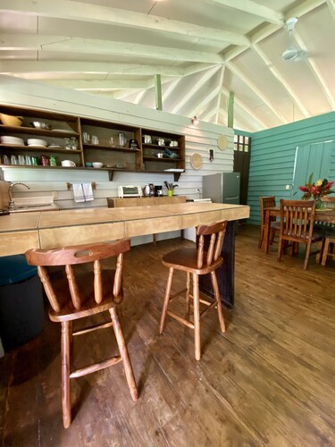 Kävele hiljaiselle rannalle tästä viehättävästä kodista Playa Ballenassa.  