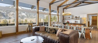 5-Star Lodge \ Groups Welcome  \ 1 Mile from Downtown