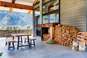 Outdoor dining - 5-Star Lodge \ Groups Welcome  \ 1 Mile from Downtown (Leavenworth)