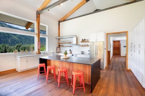 Fridge, microwave, oven, stovetop - 5-Star Lodge \ Groups Welcome  \ 1 Mile from Downtown (Leavenworth)