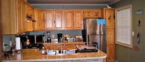 Réfrigérateur, four à micro-ondes, un four, surface de cuisson