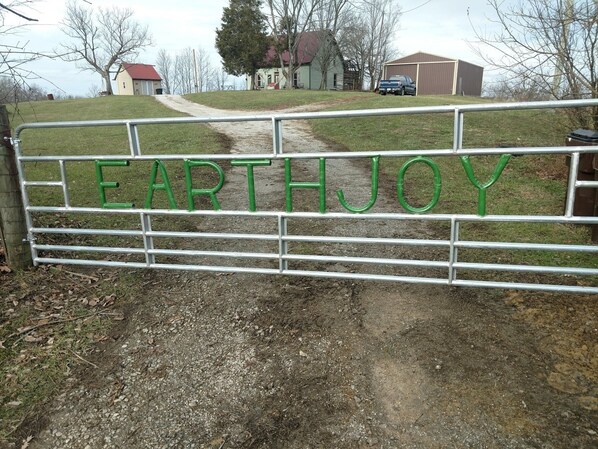 Una reja de metal con la palabra "EARTHJOY" en letras verdes.
