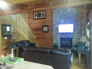 Smart TV, fireplace - Real Log Cabin 2 Bedroom, 2 Full Bath, Full Kitchen Close To All Attractions. (Pigeon Forge)