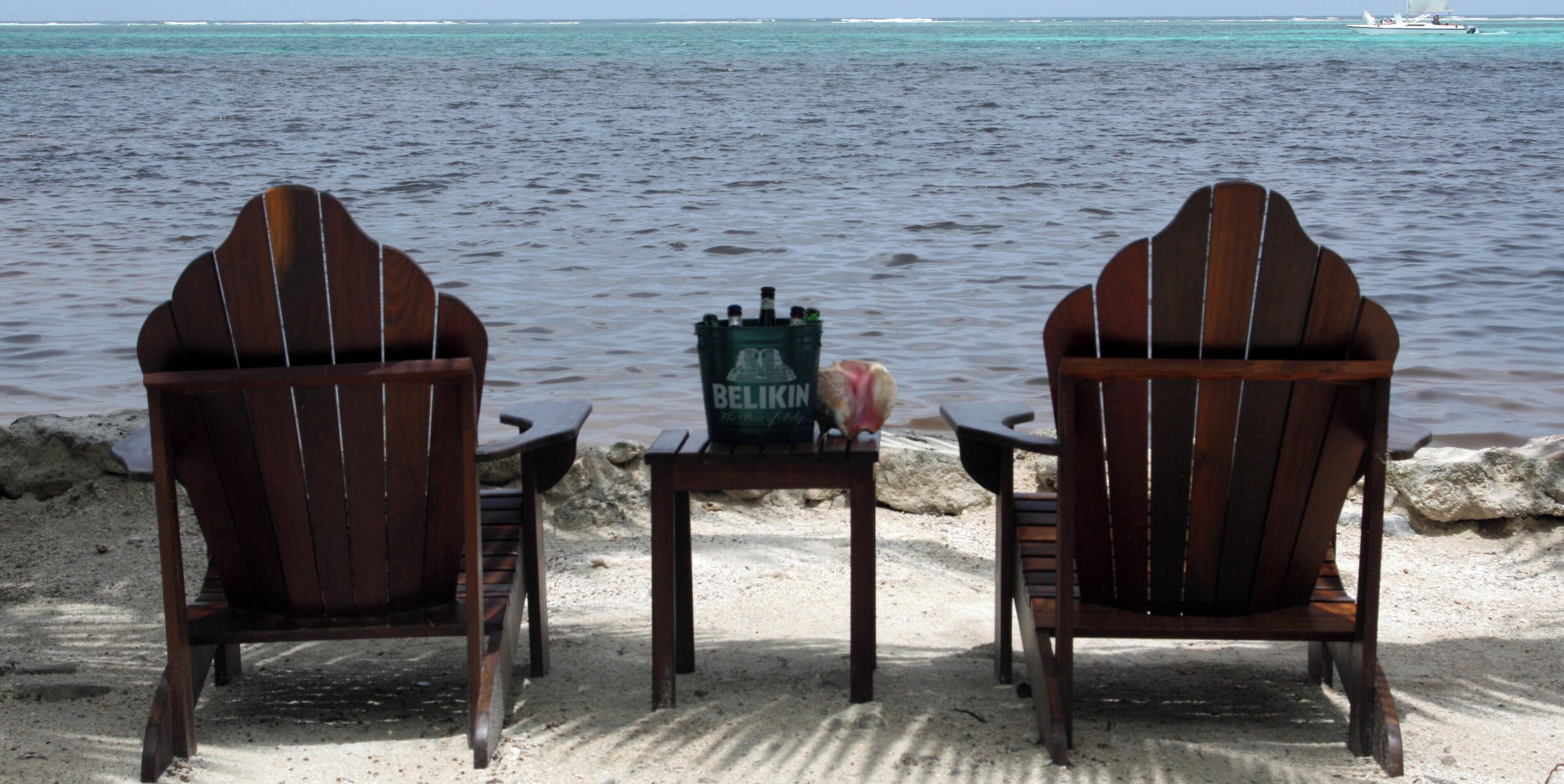 Plage, chaises longues, serviettes de plage