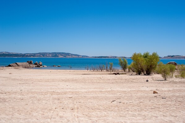 Sun loungers, beach towels - Lake front getaway! Casita d’Amore (Granite Bay)