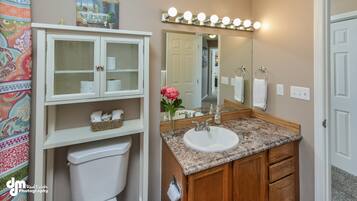 Combined shower/bathtub, towels