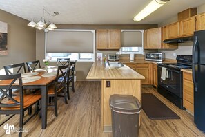 Fridge, microwave, oven, stovetop - Close to Anchorage Airport, Lake Hood and the Cook Inlet coast (Anchorage)