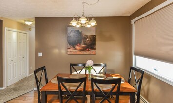 Clean Dining Area Seats 6