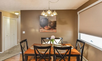 Clean Dining Area Seats 6