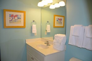 Bathtub, hair dryer, towels, toilet paper - Beach Front 11th Floor, Ocean View, Perfect Location (Panama City Beach)