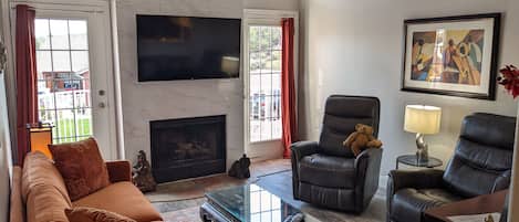 Smart-tv, eldstad, böcker och kontor