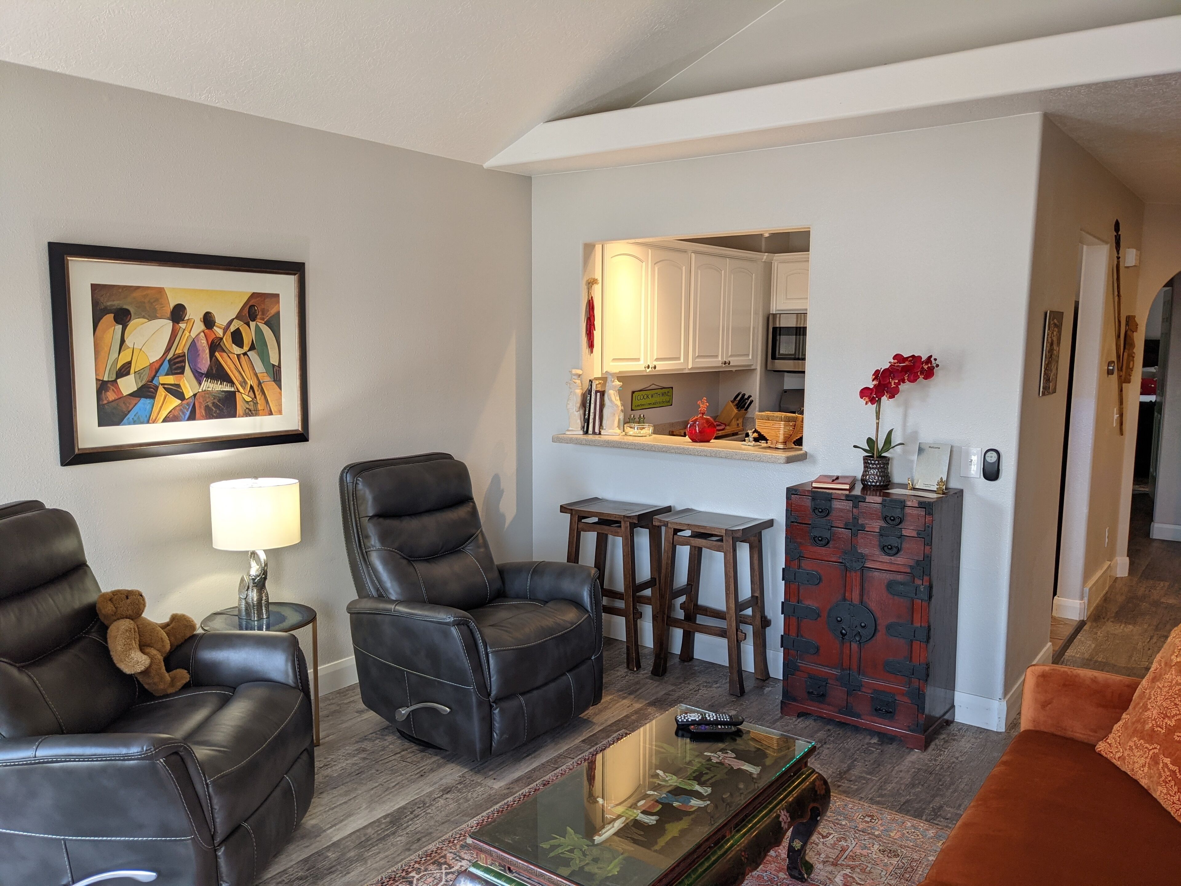 Smart TV, fireplace, books, offices