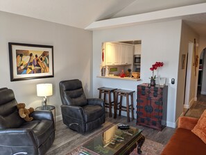 Smart TV, chimenea, libros y oficina 