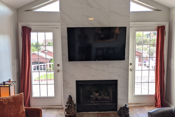 Smart-TV, Kamin, Bücher, Arbeitsbereiche