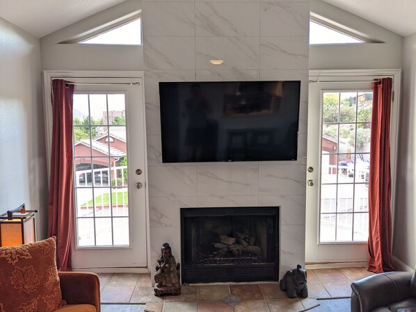 Smart TV, chimenea, libros y oficina 