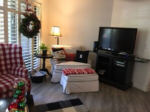 Flat-screen TV, DVD player, books, stereo - Welcome to paradise! (Hilton Head Island)