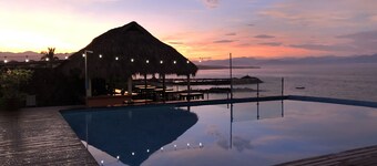 Perfect surfer getaway and family friendly beachfront condo