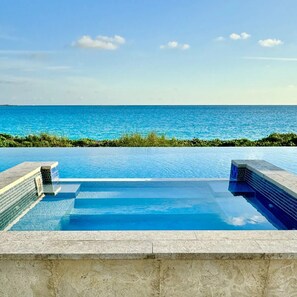 Piscina a l'aire lliure i piscina climatitzada 