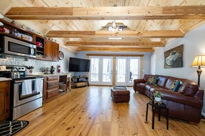 Una Smart TV, un reproductor de DVD, un reproductor estéreo