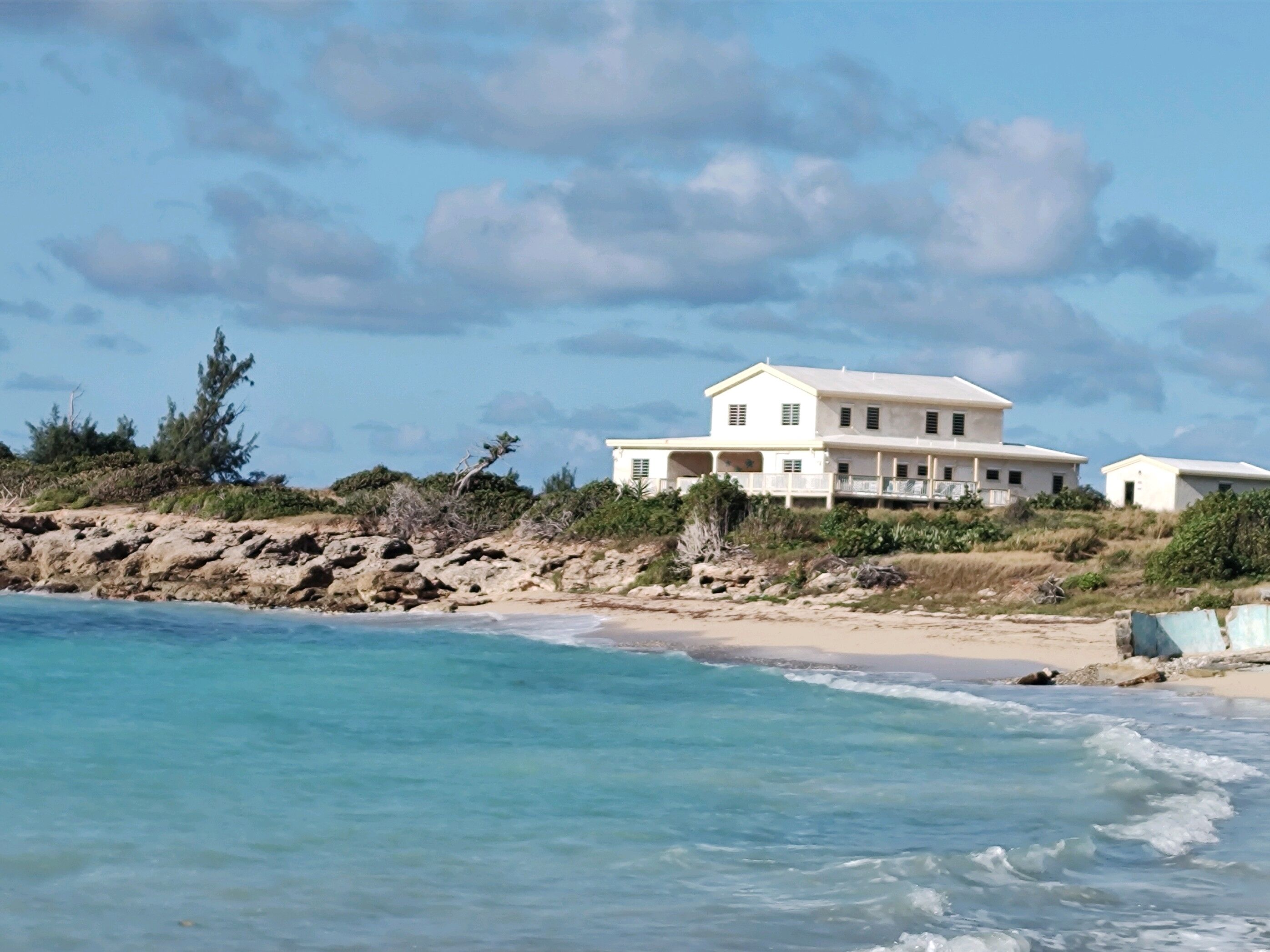 En la playa, camastros y toallas de playa 