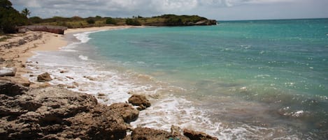 Na praia, espreguiçadeiras, toalhas de praia
