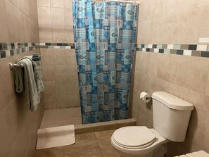 Dusj, hårføner, håndklær og såpe