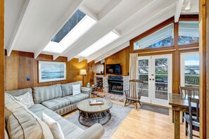 TV, fireplace, DVD player, books