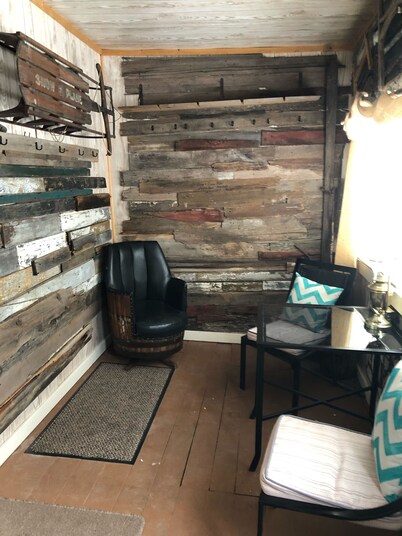 Family Friendly, Located Between Two Ski Hills, cable tv, WiFi, Off Road Parking