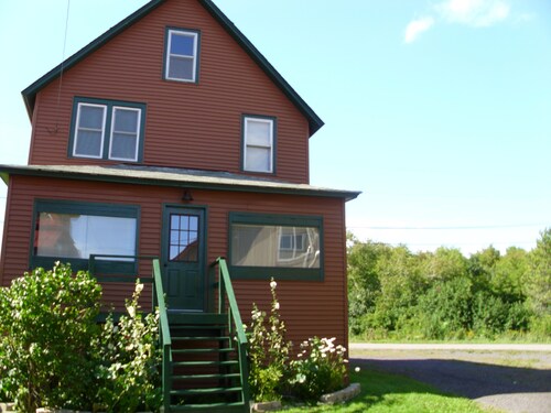 Family Friendly, Located Between Two Ski Hills, cable tv, WiFi, Off Road Parking