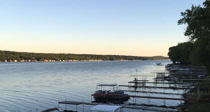 Belle chute échapper à la maison sur l'eau