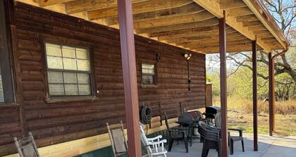 Cute Cabin in the Mountains and on River property. 2 ACs / High Speed Internet