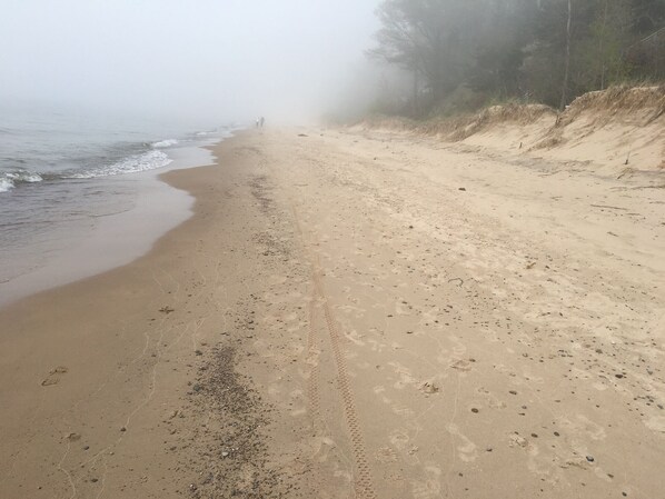Nära stranden, solstolar och strandhanddukar