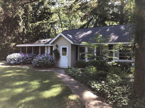 Beautiful Private Harbert Beach cottage well appointed on a quiet private lane