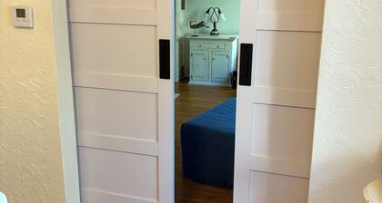 Beautiful Private Harbert Beach cottage well appointed on a quiet private lane