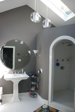 Ensemble douche/baignoire, sèche-cheveux, serviettes fournies, savon