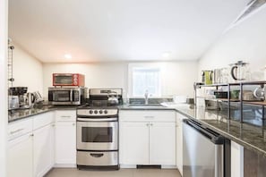 Wasserkocher mit Kaffee-/Teezubehör, Kühlschrank, Mikrowelle, Ofen