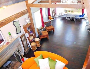 TV, fireplace
