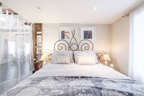 1 dormitori, planxa i posts de planxar, wifi i roba de llit 