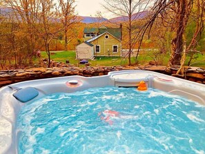 Banyera d'hidromassatge a l'aire lliure