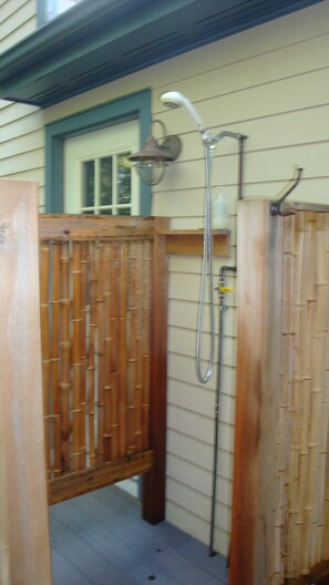 Combined shower/bathtub, jetted bath, hair dryer, towels - Beautiful Home In Great Location (Southampton)