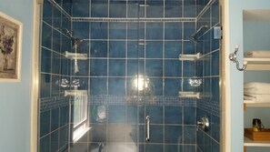 Combined shower/bathtub, jetted bath, hair dryer, towels