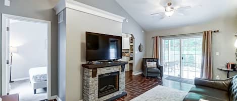 3 habitaciones, tabla de planchar con plancha y cuna de viaje