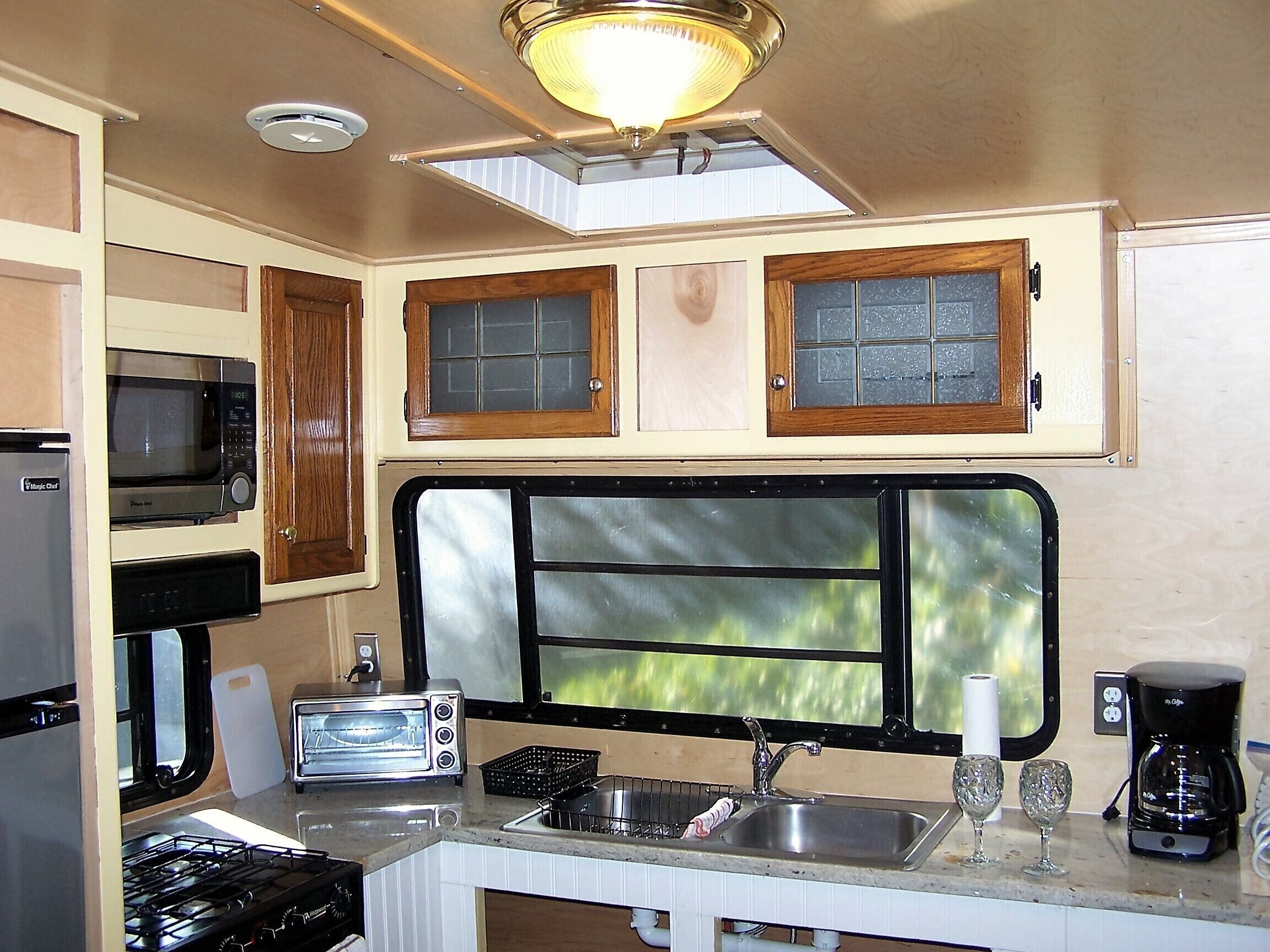 Refrigerador, microondas, horno y parrilla de estufa 