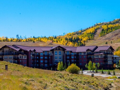 Mountainside SKI-IN/SKI-OUT Newly updated 3 BR Condo 3 full bath, pool, hot tub