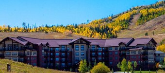 Mountainside SKI-IN/SKI-OUT Newly updated 3 BR Condo 3 full bath, pool, hot tub