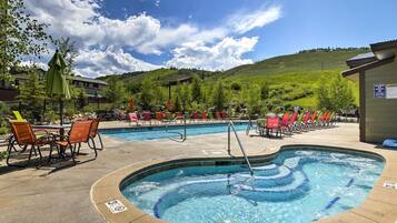 Piscina all'aperto, una piscina riscaldata