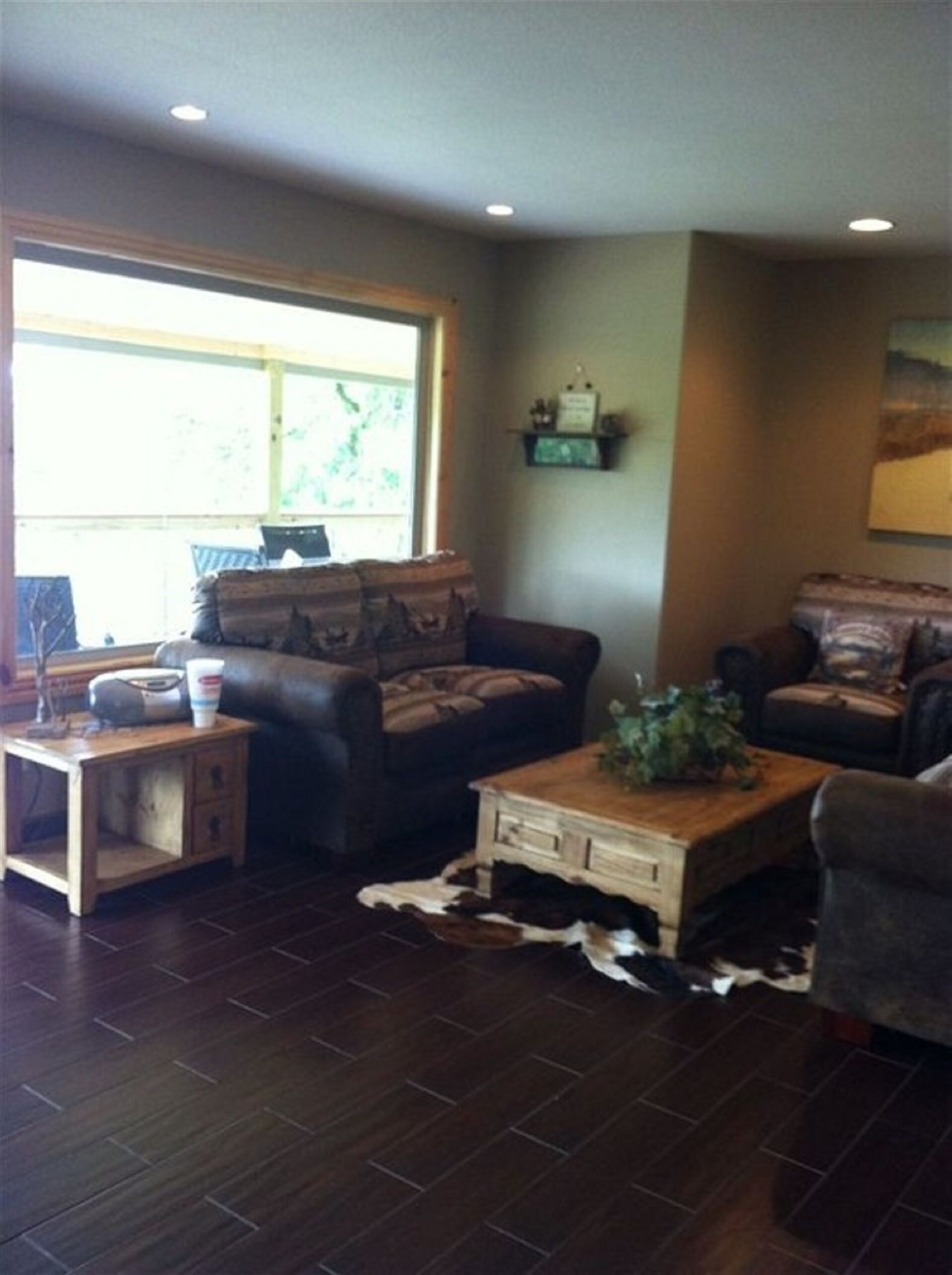 Télévision, cheminée, livres