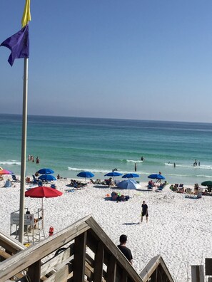 On the beach - Beautiful Condo Steps from the Beach with Lovely Large Patio. (Santa Rosa Beach)