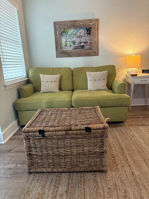 Smart TV, DVD player, stereo - Beautiful Condo Steps from the Beach with Lovely Large Patio. (Santa Rosa Beach)