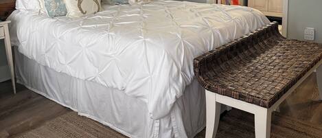 Tabla de planchar con plancha, wifi gratis y ropa de cama